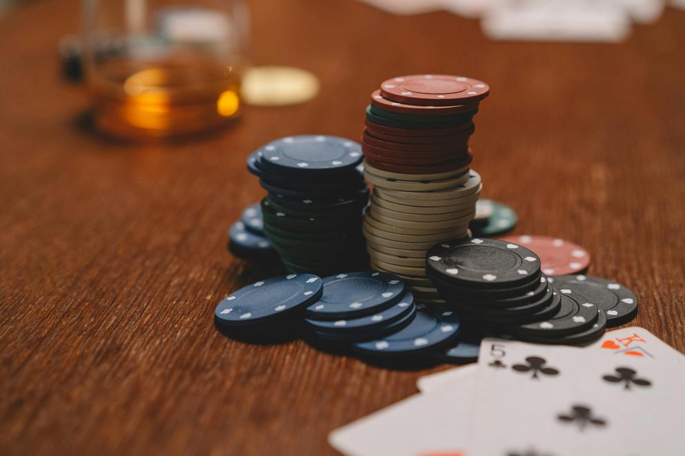 Jeux de Casino en Direct vs Jeux RNG : Lequel Choisir pour votre Expérience en Ligne ?